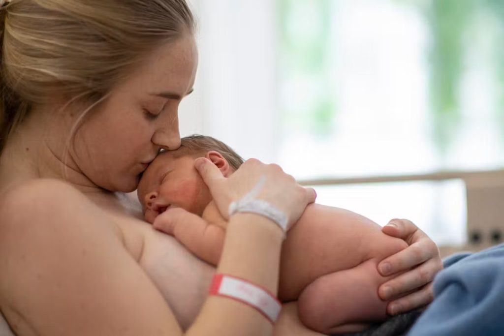 maman en peau à peau avec son bébé