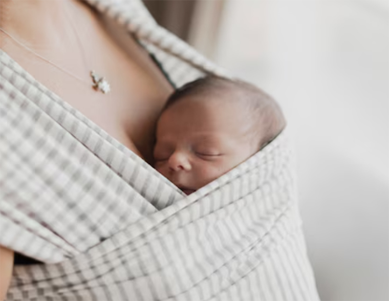 Bébé dans une écharpe de portage