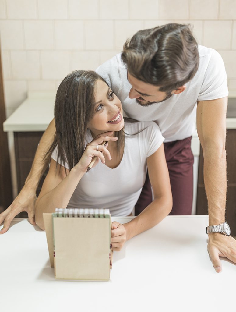 Photo d'un couple heureux rédigeant leur projet de naissance