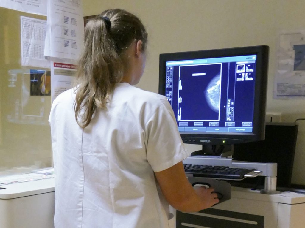 Médecin réalisant une mammographie