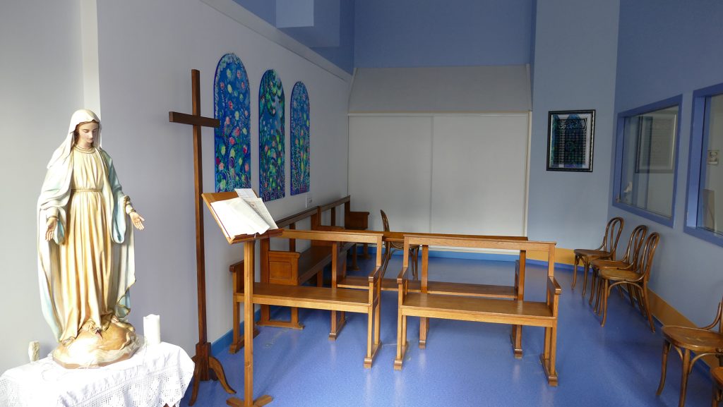 Photo de la salle de recueillement de la Maternité