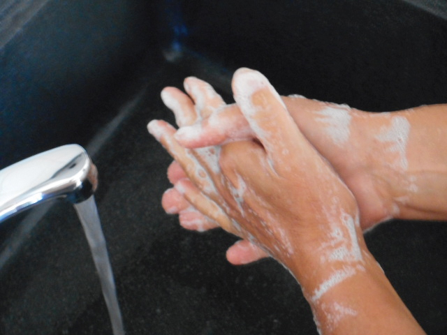 laver ses mains avec du savon